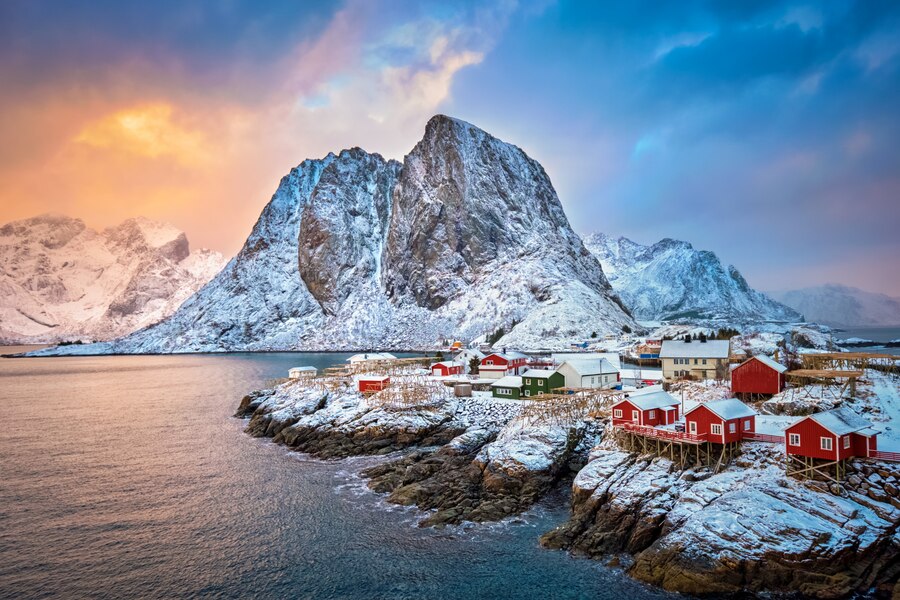 หมู่บ้านชาวประมง Hamnoy บน หมู่เกาะโลโฟเทน
